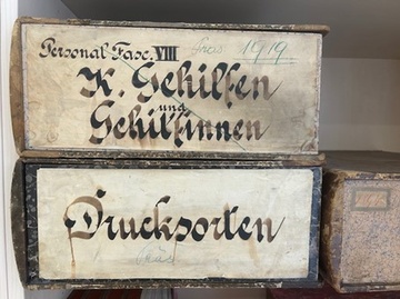 Aktenschachteln aus dem Jahre 1919 mit der Aufschrift "Gehilfen und Gehilfinnen"