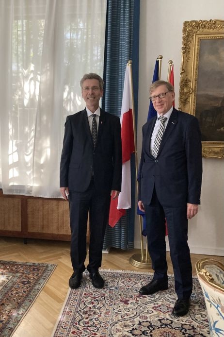  Präsident Univ.-Prof. Dr. Rudolf Thienel mit Botschafter Mag. Andreas Stadler