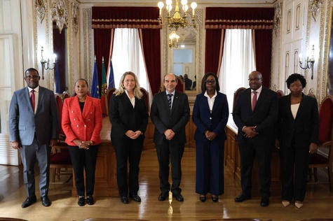 Gruppenfoto mit der Delegation des mosambiquischen Obersten Verwaltungsgerichts