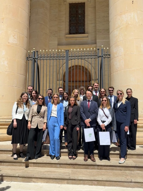  Gruppenfoto beim Malta Courts of Justice in Valletta
