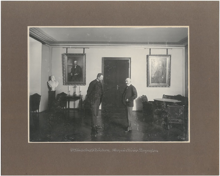 Sch&ouml;nborn und Bacquehem vorne stehend, rechts ein Bild von St&auml;hlin, links eins von Belcredi