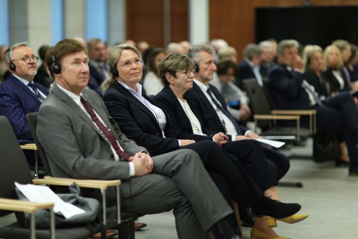 Zuhörerinnen und Zuhörer bei Vortrag